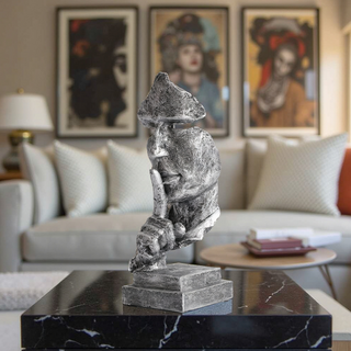 Moderne Skulptur med Stilhed Tema