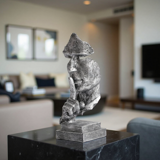 Moderne Skulptur med Stilhed Tema