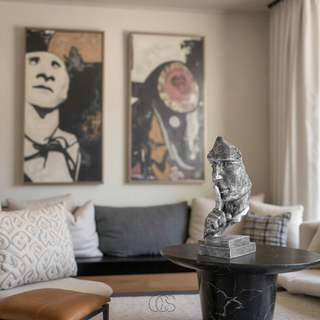 Moderne Skulptur med Stilhed Tema