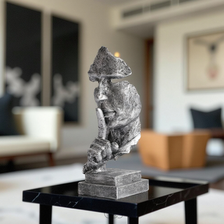 Moderne Skulptur med Stilhed Tema