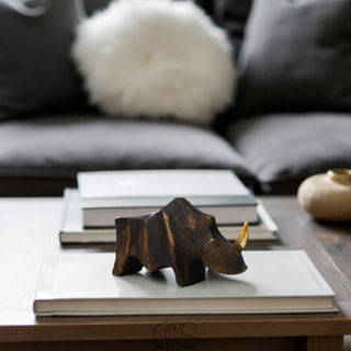 Næsehorn Skulptur med Gyldne Detaljer