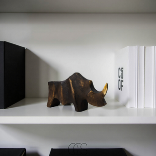 Næsehorn Skulptur med Gyldne Detaljer