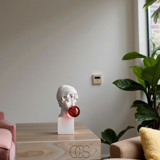 Moderne Hovedskulptur med Rød Boble