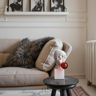 Moderne Hovedskulptur med Rød Boble