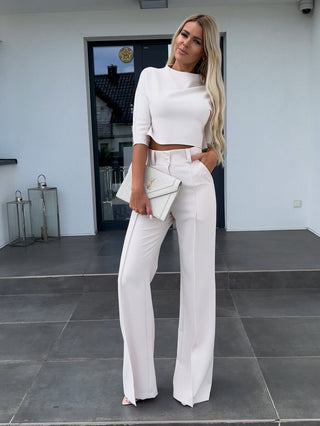 Moderne sæt med crop top og brede bukser