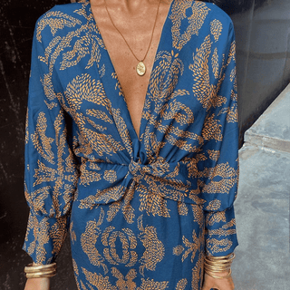 Midi Kjole med Blomsterprint | Knude i Taljen | Elegant Dyb Udskæring