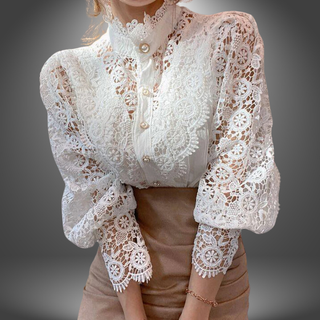 Elegant Bluse med Blonde og Perleknapper