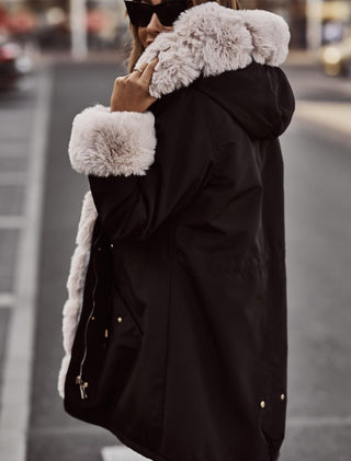 Parka med faux pels og hætte