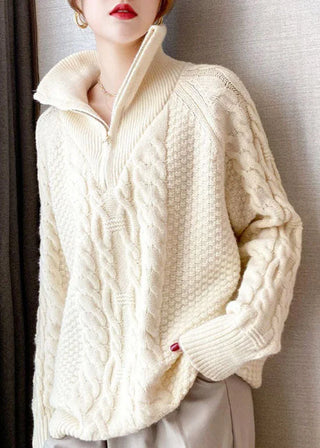 Kabelstrikket sweater med høj hals