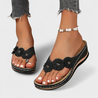 Blomstrede tå-sandaler
