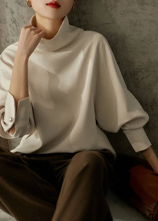 Elegant højhalset bluse med perleknap
