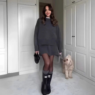 Strikket sæt med sweater og nederdel