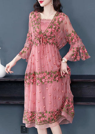 Blomstret kjole med broderi og flæser