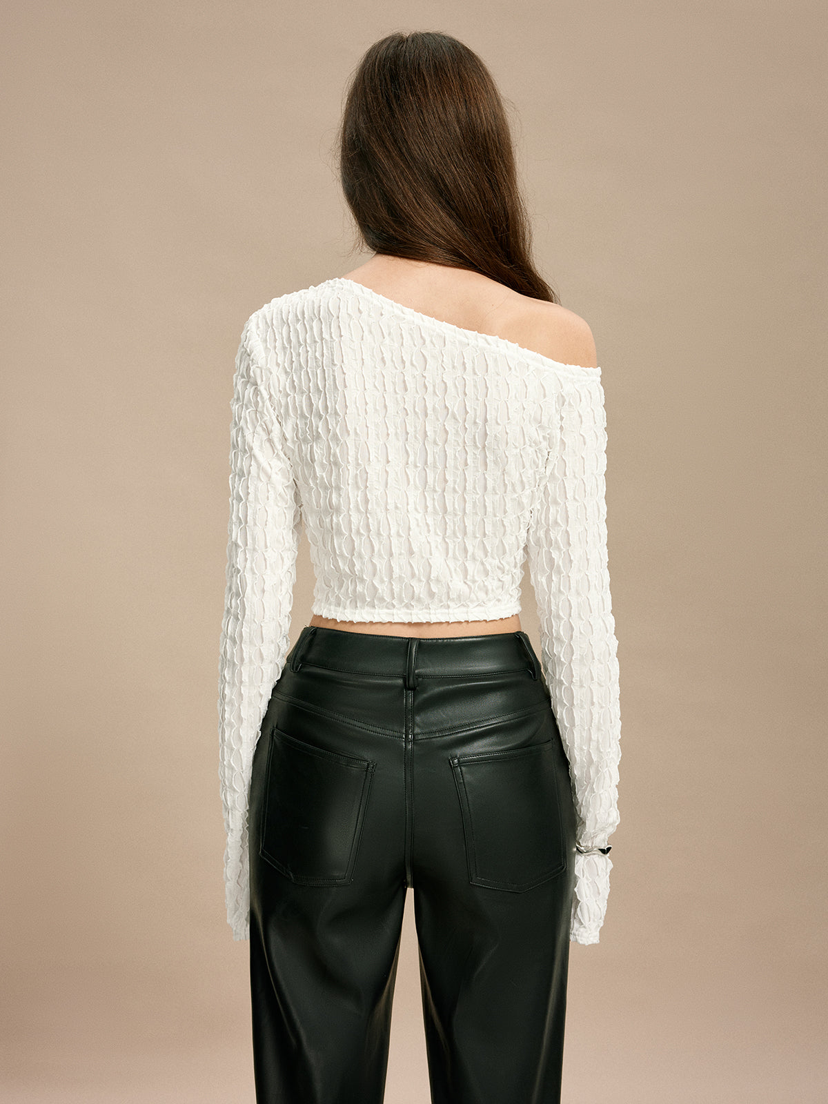 Asymmetrisk Strikbluse med Cutouts | Moderne & Edgy | Struktureret Stof
