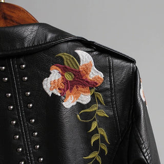 Blomstret bikerjakke med nitter