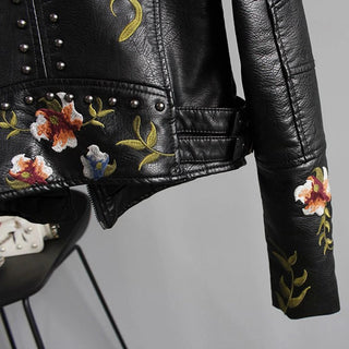 Blomstret bikerjakke med nitter
