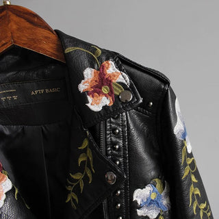 Blomstret bikerjakke med nitter