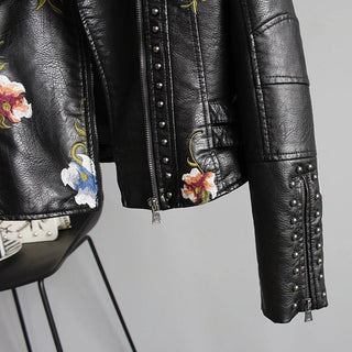 Blomstret bikerjakke med nitter