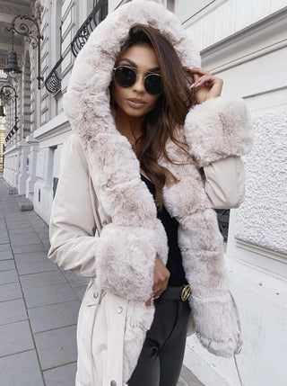 Parka med faux pels og hætte