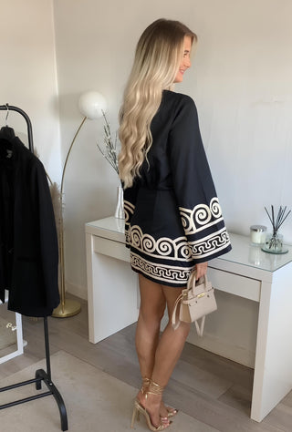 Sort Minikjole med Broderikant