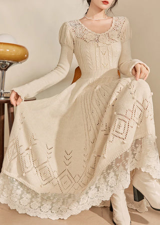 Beige Strikket Kjole med Blonder og Broderi