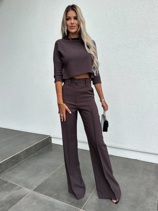 Moderne sæt med crop top og brede bukser