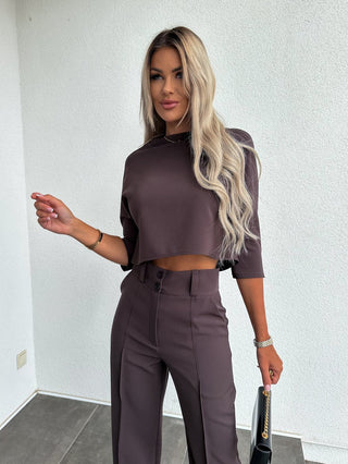 Moderne sæt med crop top og brede bukser