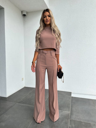 Moderne sæt med crop top og brede bukser